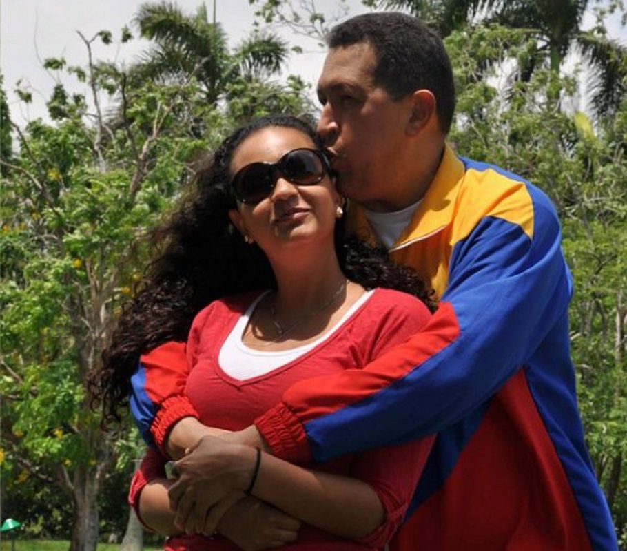 Chávez besa a una de sus hijas durante su aparición en el vídeo