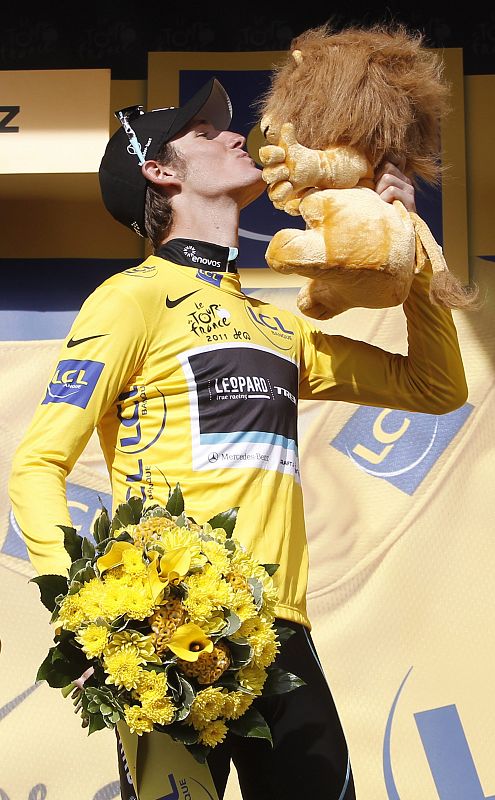 El corredor luxemburgués del Leopard-Trek, Andy Schleck, se vistió de amarillo en la antepenúltima etapa del Tour, en Alpe d'Huez.