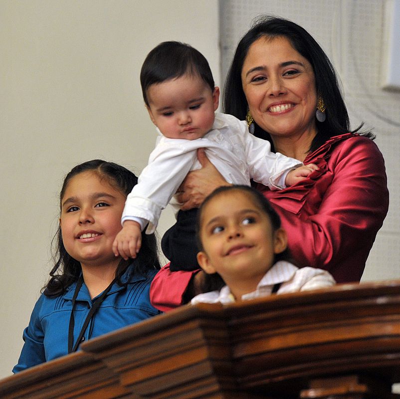 Nadine Heredia, esposa del presidente electo Humana, y sus hijos asisten a la toma de posesión