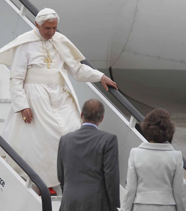 Los reyes esperan en Barajas mientras Benedicto XVI baja las escalinatas del avión