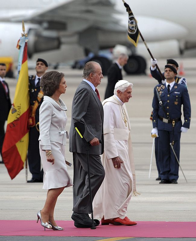 El papa Benedicto XVI y los reyes don Juan Carlos y doña Sofía se dirigen a la sala de autoridades de Barajas