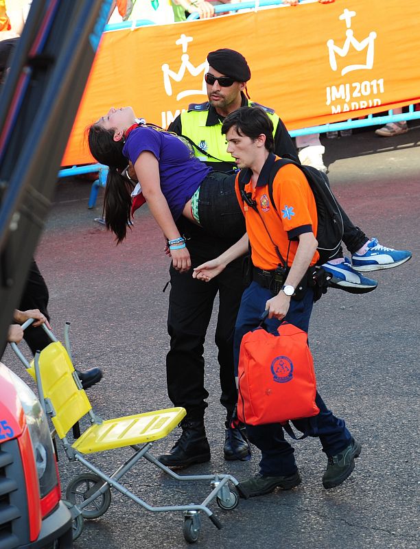 Una jóven es atendida por los servicios de emergencias