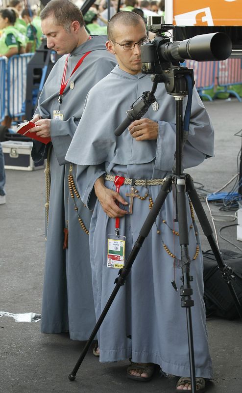 Dos religiosos preparan sus cámaras para captar las mejores imágenes del Benedicto XVI