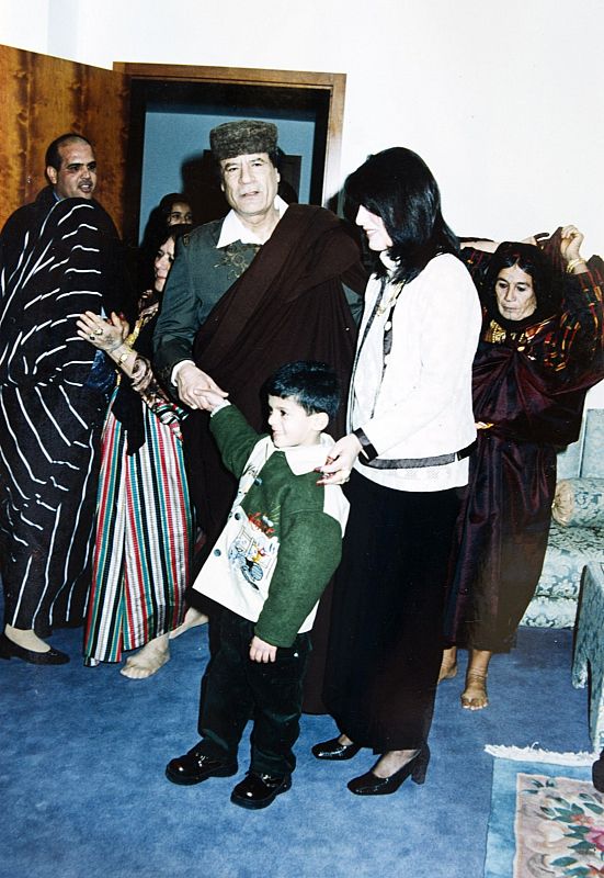 Foto de Muamar el Gadafi durante una visita familiar