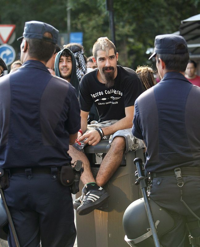 Medio centenar de personas, rodeada de agentes de Policía Nacional, se ha congregado en la plaza de Neptuno desde primeras horas de la mañana,