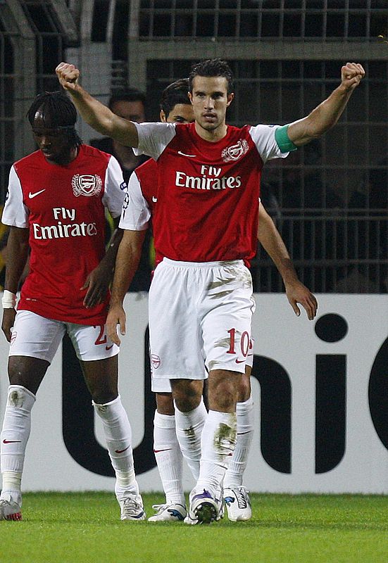 Van Persie celebra su gol para el Arsenal ante el Borussia Dortmund