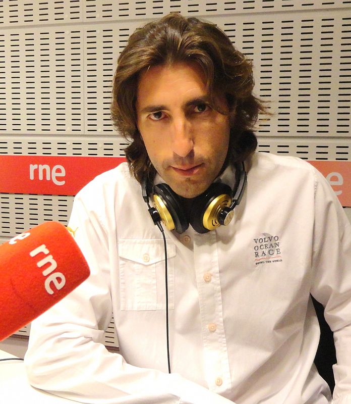 Fernando Ramos ha paseado su sentido del humor irónico y mordaz por radio y televisión, en programas deportivos y sociedad, hasta caer como un huracán en los estudios de RNE. Ahora, Fernando nos divierte cada día con sus zappings y sus concursos.