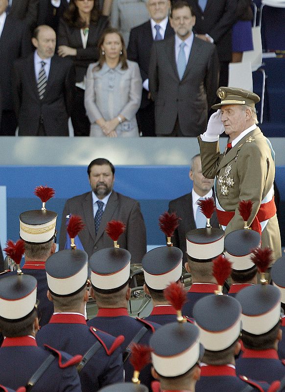 El Rey saluda en el palco de autoridades