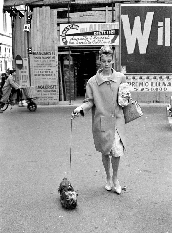Audrey Hepburn paseando a su perro "Famous" por las calles de Roma