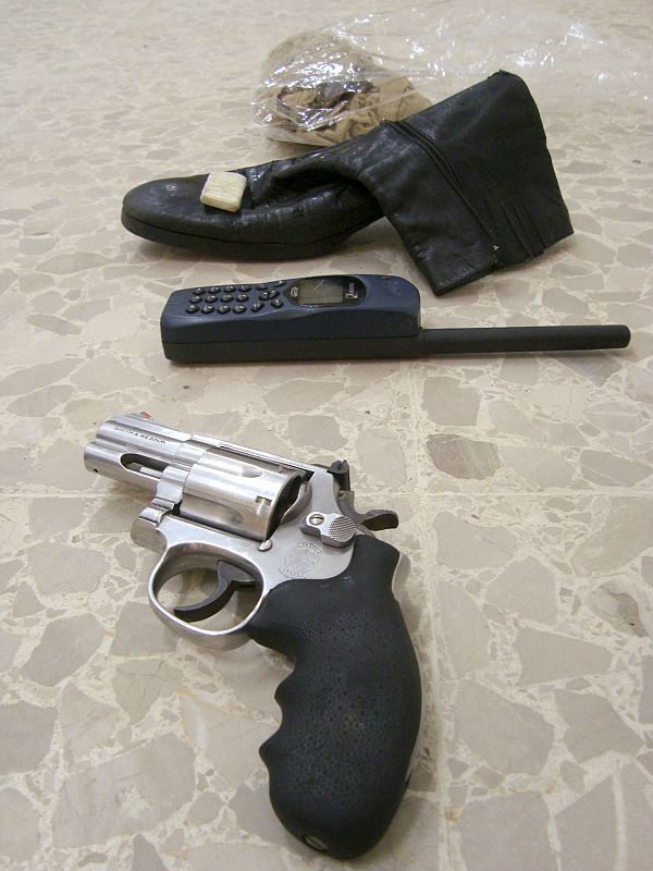 El "Magnum 357 Smith and Wesson", el teléfono "Thuraya", la bota de cuero negro, el turbante y el amuleto que el coronel Muamar al Gadafi llevaba puesto cuando fue detenido