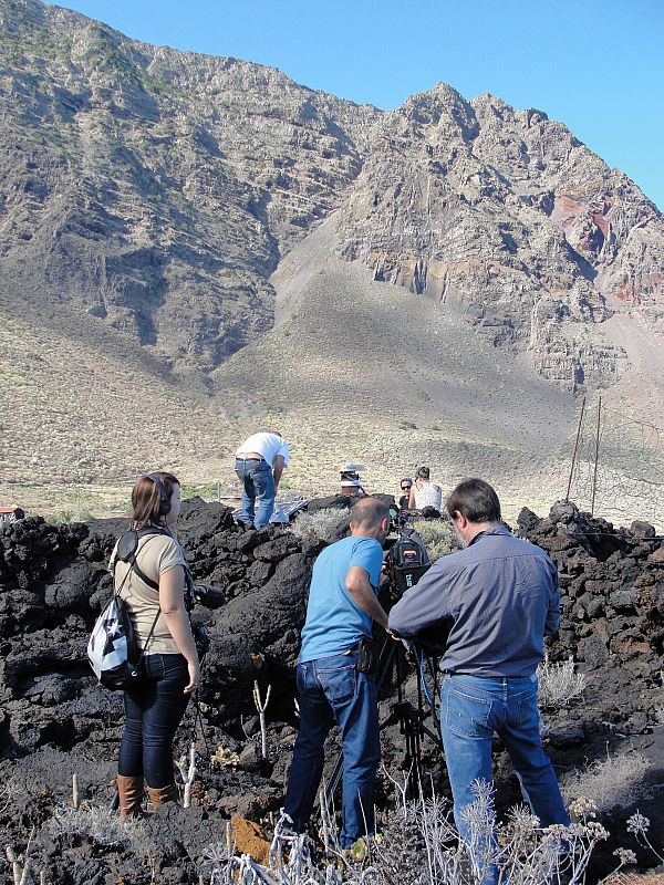 Los geólogos trabajan y nosotros también, en la zona del Pozo de la Salud en el Valle del Golfo