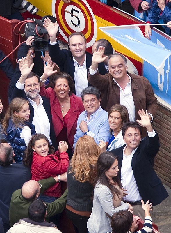 El candidato del PP a la Presidencia del Gobierno, Mariano Rajoy (i), junto a la alcaldesa de Valencia, Rita Barberá (2-i); el presidente de la Generalitat, Alberto Fabra (detrás-c); Federico Trillo (3-i) y el portavoz, Esteban Gonzalez Pons (detrás-