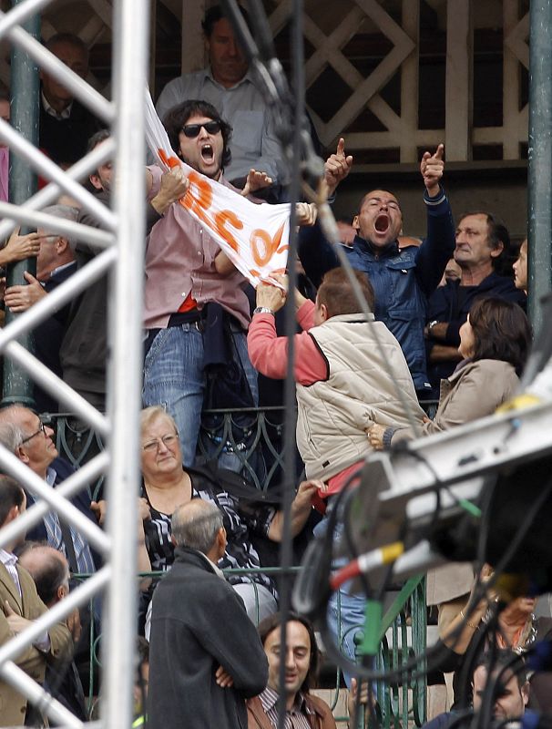 Dos individuos con una pancarta en la que se puede leer "PPPSOE , corrupción" interrumpen el mitin de Rajoy en Valencia