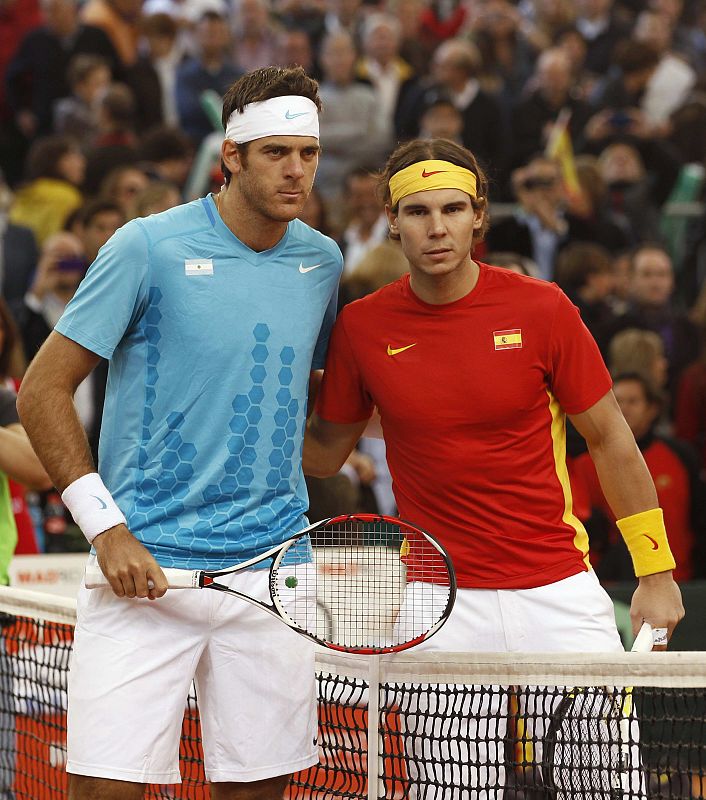 Spain's Nadal and Argentina's Del Potro pose before their Davis Cup final reverse singles rubber in Seville