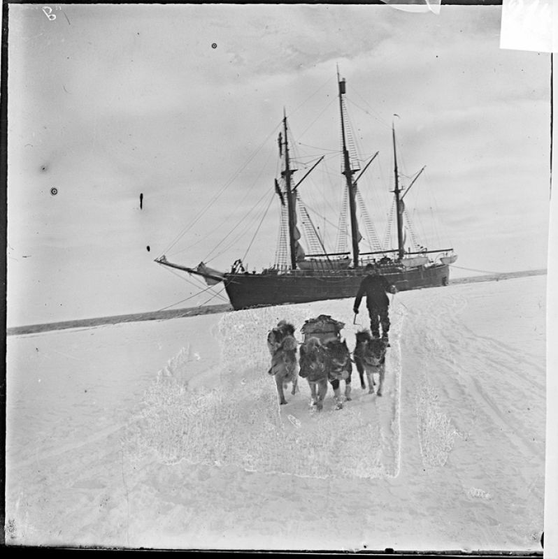 Un miembro de la expedición deja atrás el navío 'Fram', situado al borde del hielo de la Bahía de las Ballenas, en el que llegaron a la Antártida en Diciembre de 1911
