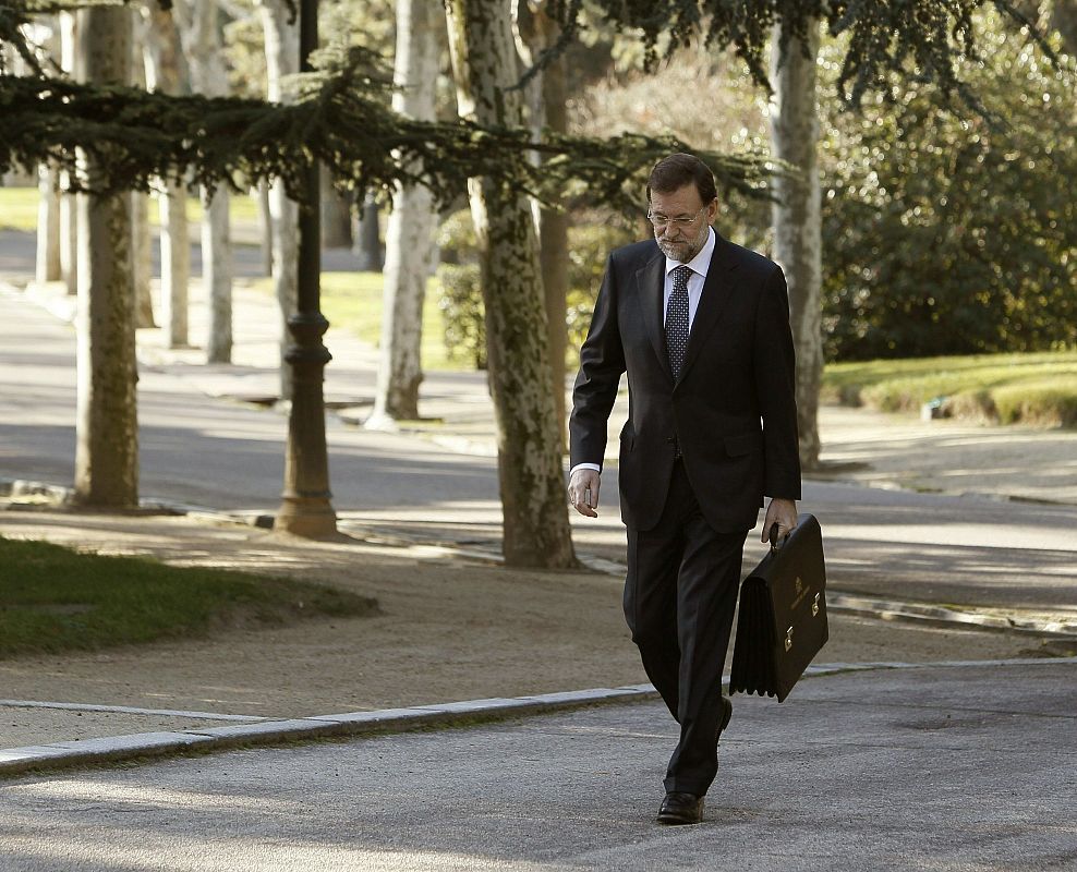El presidente del Gobierno protagoniza el tradicional paseo por los jardines de la Moncloa, en solitario, con la cartera en su mano y sin abrigo, a pesar del frío.