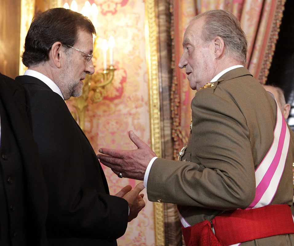 El rey Juan Carlos conversa con el presidente del Gobierno Mariano Rajoy.BIERNO