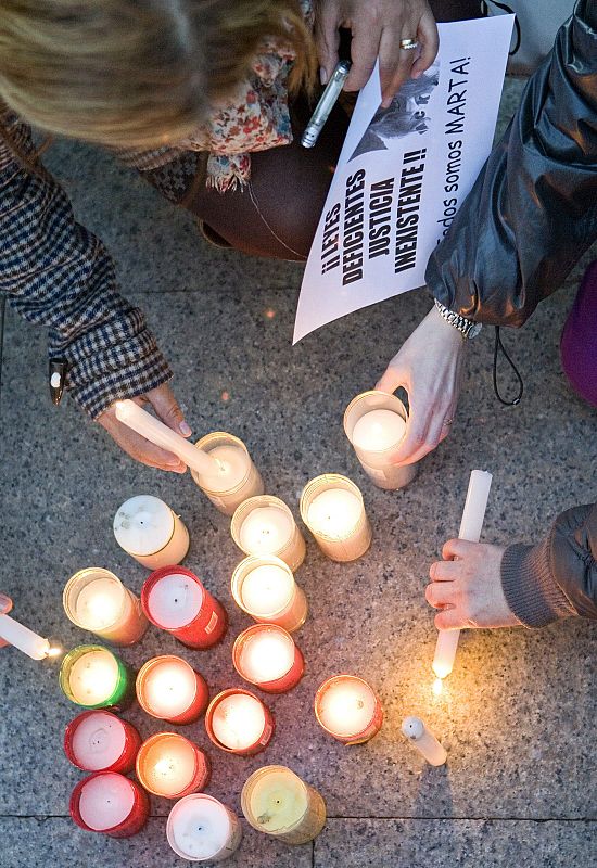 MEDIO MILLAR DE PERSONAS SE CONCENTRAN EN ZARAGOZA POR MARTA DEL CASTILLO