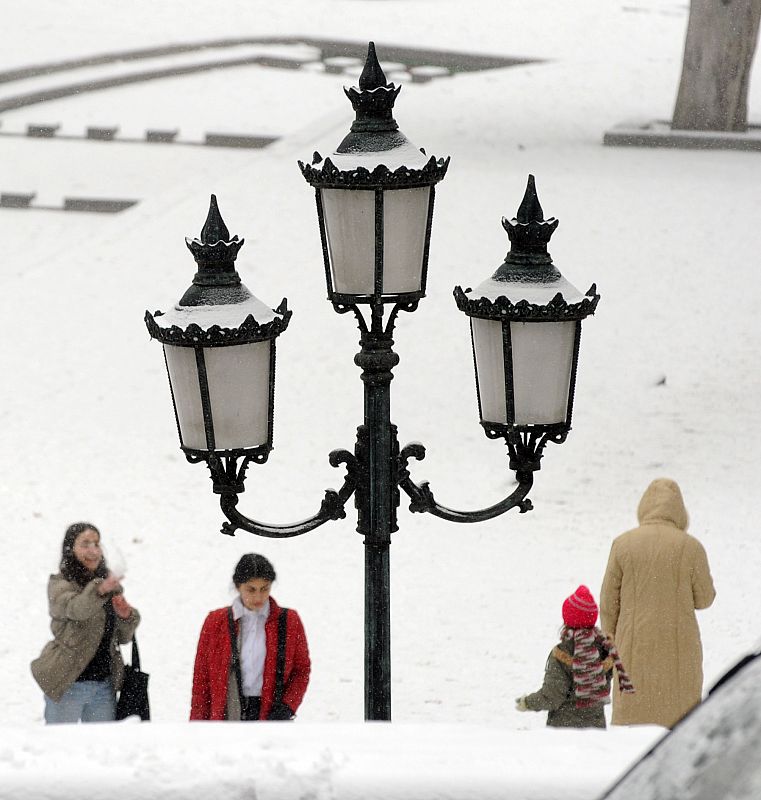 La gente camina a duras penas por las calles nevadas de la capital georgiana.