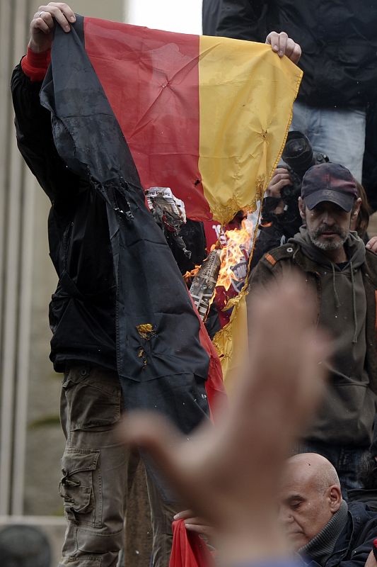 En las manifestaciones de Atenas se han quemado banderas alemanas