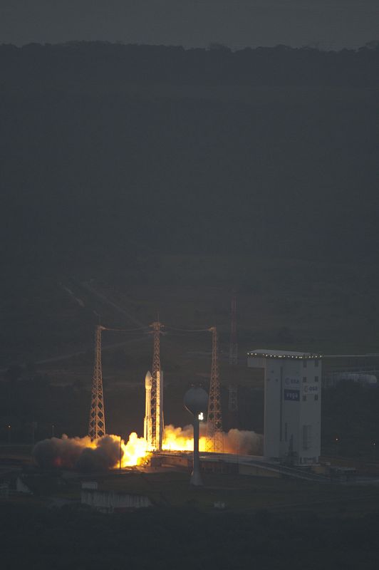 Instantes previos del primer lanzamiento del cohete Vega, la nave más pequeña de la Agencia Espacial Europea