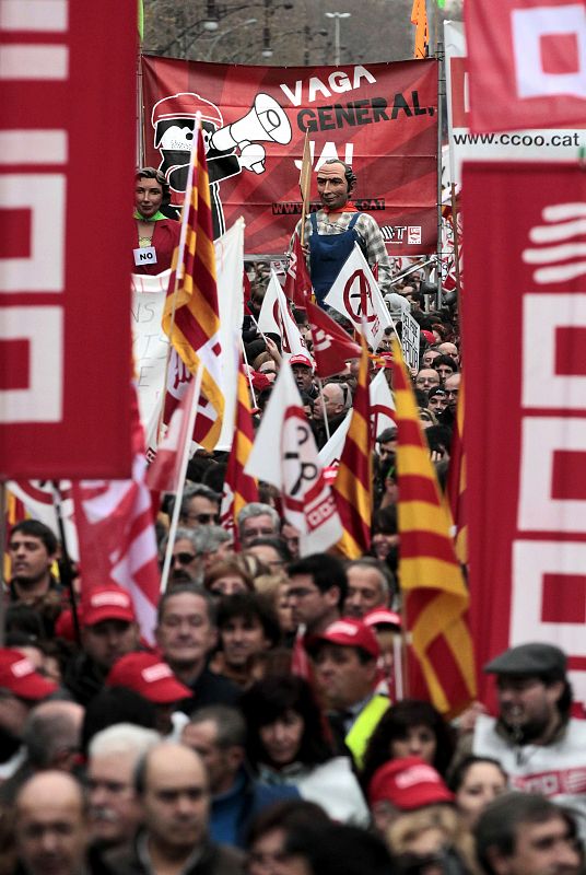 MILES DE PERSONAS SE MANIFIESTAN EN BARCELONA CONTRA LA REFORMA LABORAL