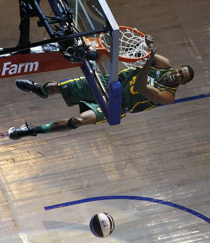 Utah Jazz Evans celerbates during the slam dunk contest during the NBA All-Star weekend in Orlando