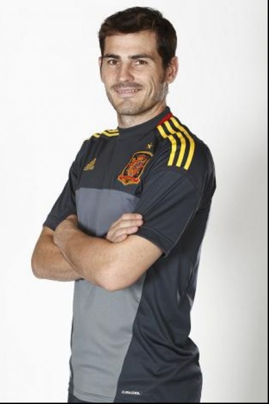 El portero Casillas posa con la equipación del guardameta.