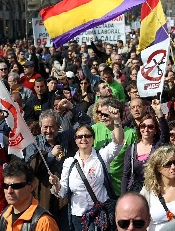 MILES DE PERSONAS SE MANIFIESTAN CONTRA LA REFORMA LABORAL Y LOS RECORTES SOCIALES