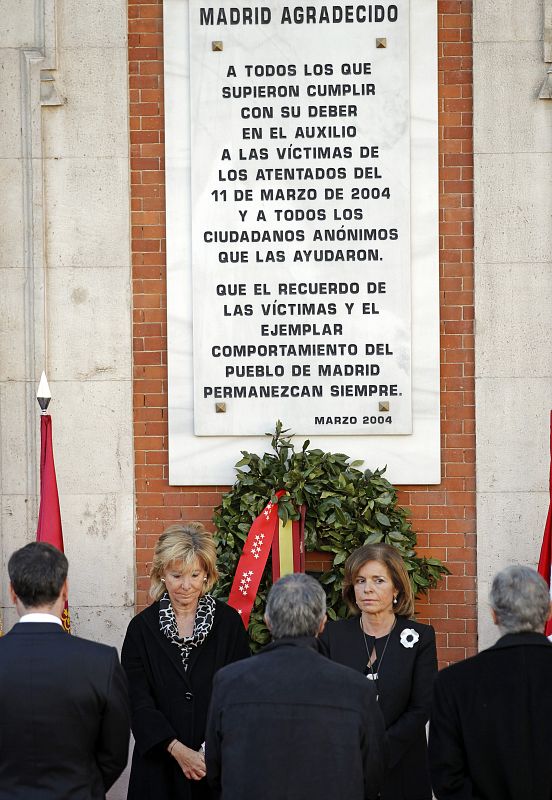 AGUIRRE Y BOTELLA HOMENAJEAN A LAS VÍCTIMAS DEL 11-M CON UNA CORONA DE LAUREL