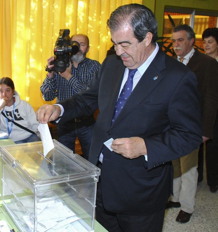 Francisco Álvarez-Cascos vota en el Colegio Público Ramón Muñoz de Luarca