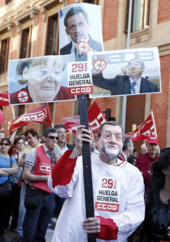 Un manifestante disfrazado de Rajoy durante la manifestación de Pamplona.