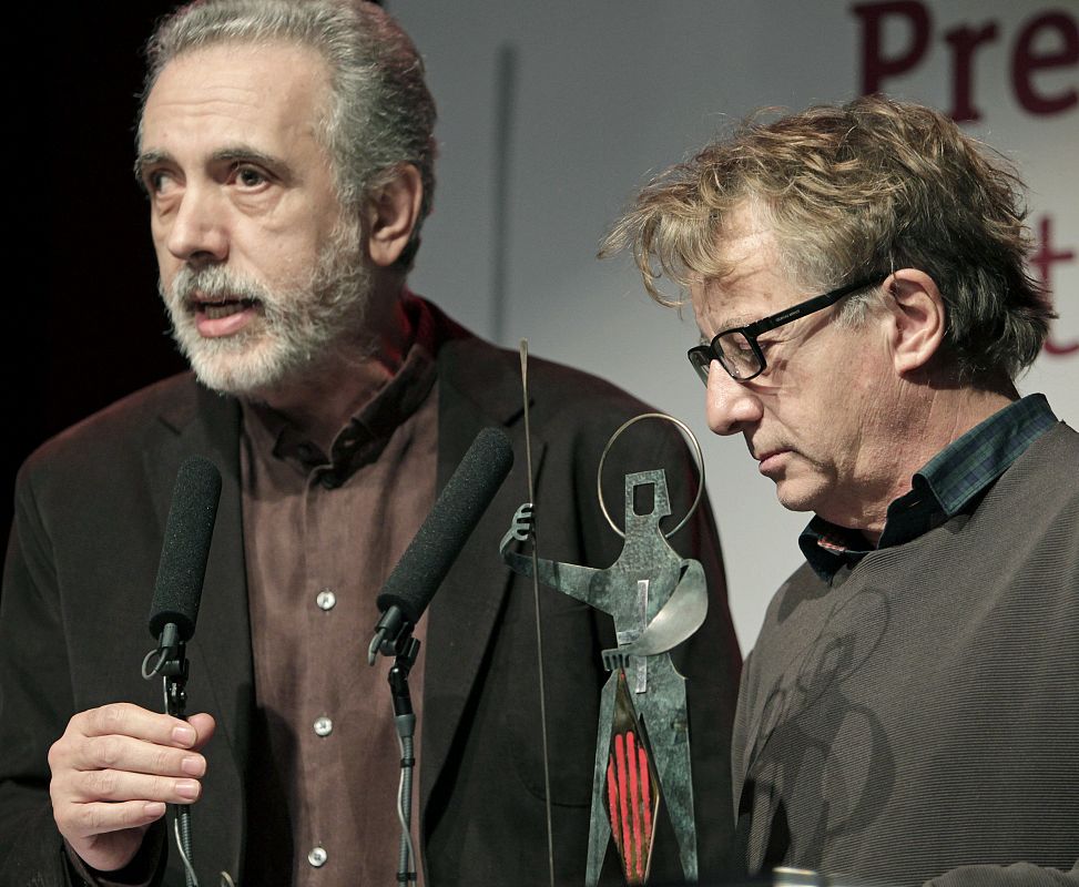 JOSÉ CORONADO, MICHELLE JENER Y AGUSTÍN ALMODÓVAR RECOGEN SUS SANT JORDI