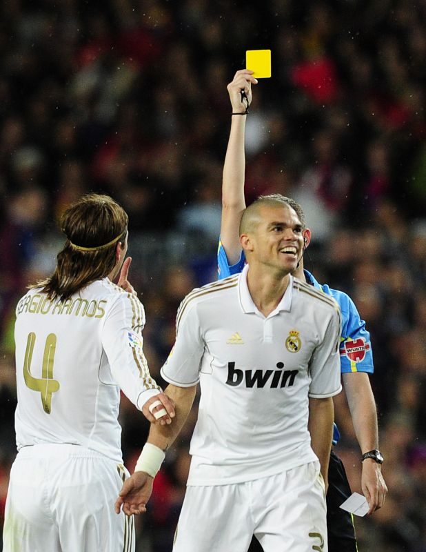 Undiano Mallenco enseña tarjeta amarilla a Pepe por una entrada a Busquets