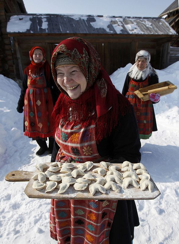 Las abuelas de Buranovo enseñan sus deliciosas empanadillas.