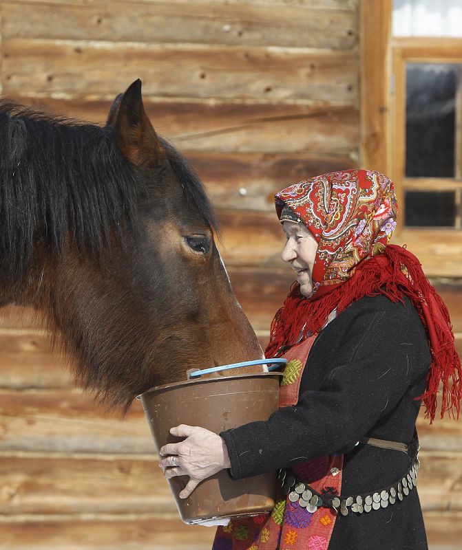 Galina Konyeva, acariciando uno de sus caballos.