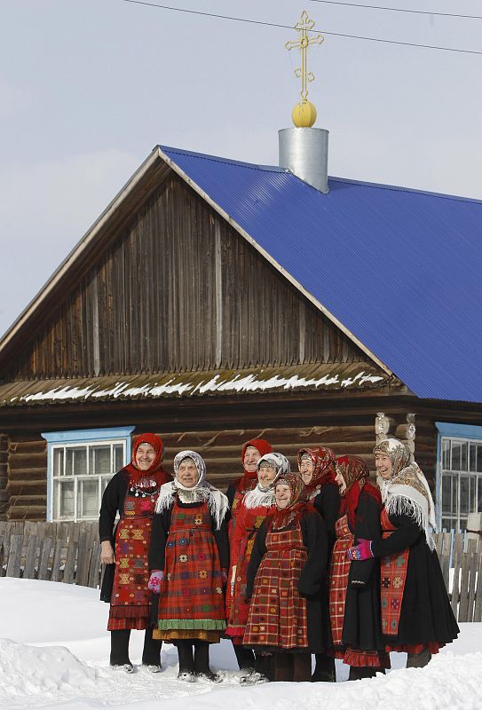 En la imagen, las integrantes de Buranovskiye Babushki: Granya Baisarova (62 años), Ekaterina Shklyaeva (74), Zoya Dorodova (72), Valentina Pyatchenko (74), Natalia Pugachova (76), Galina Konyeva (74), Alevtina Byagisheva (54) y Olga Tuktaryova (43).