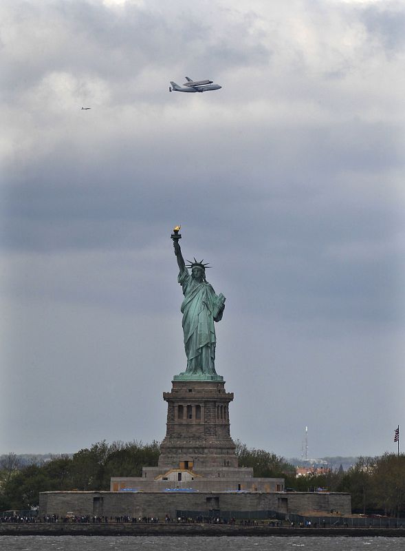 El transbordador sobrevuela la Estatua de la Libertad antes de aterrizar para ser llevado a un museo.