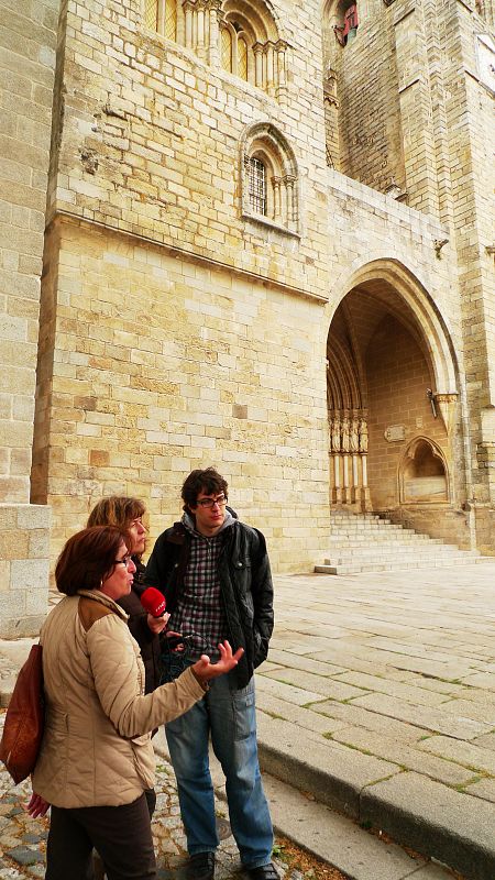 A punto de entrar en la catedral de Évora en compañía de nuestra guía, Maria José Gomes Pires