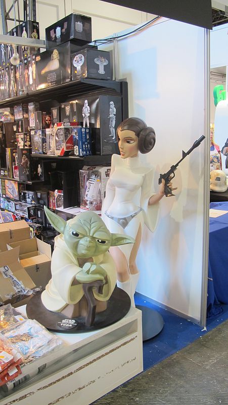 La princesa Leia y Yoda vigilando una tienda de figuras