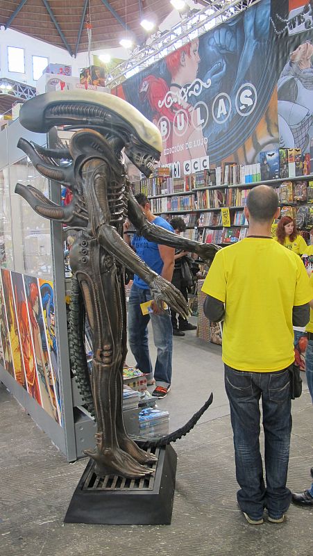 Una estatua de Alien posa para los asistentes