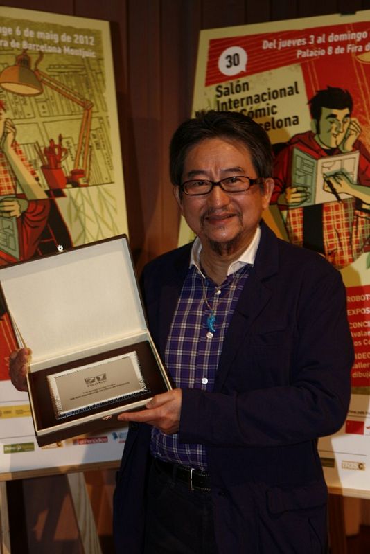 Go Nagai recogiendo el homenaje del Salón por los 40 años de Mazinger Z