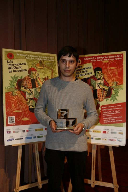 Esteban Hernández recogiendo el premio al mejor Fanzine por 'Usted'