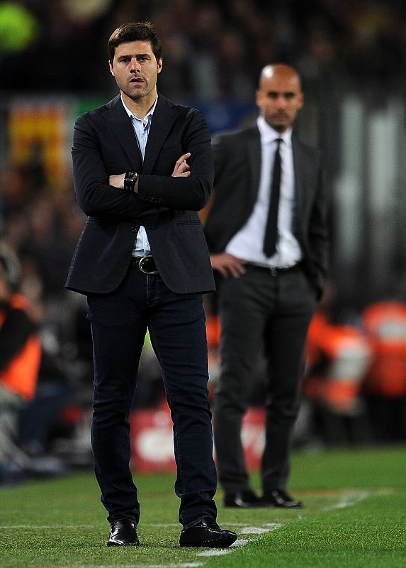 El entrenador del Espanyol, Mauricio Pochettino, observa el partido con Guardiola de fondo