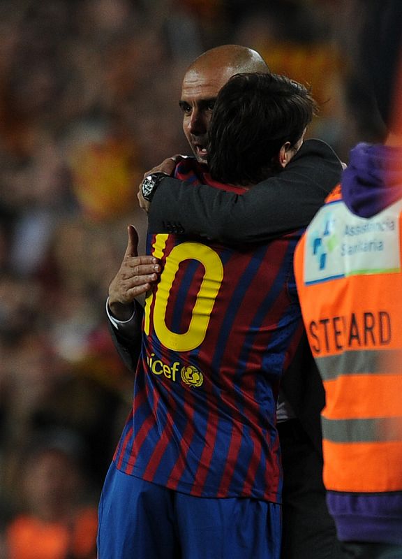 Leo Messi se funde en un abrazo con Guardiola después de anotar el cuarto gol