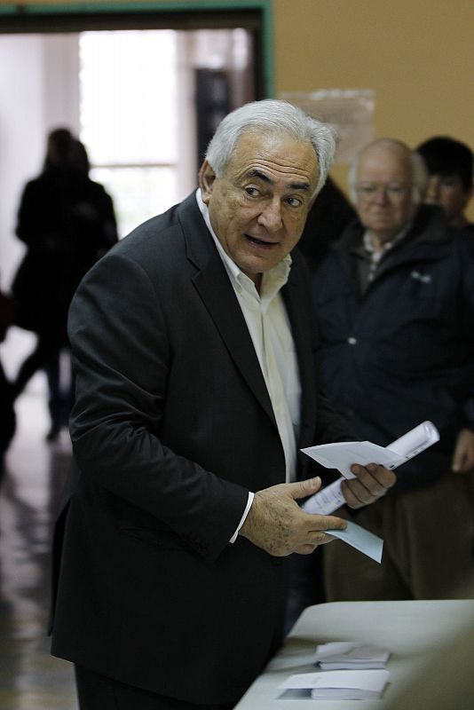 Former IMF head Strauss-Kahn prepares arrives to vote in the second round of the 2012 French presidential elections in Sarcelles