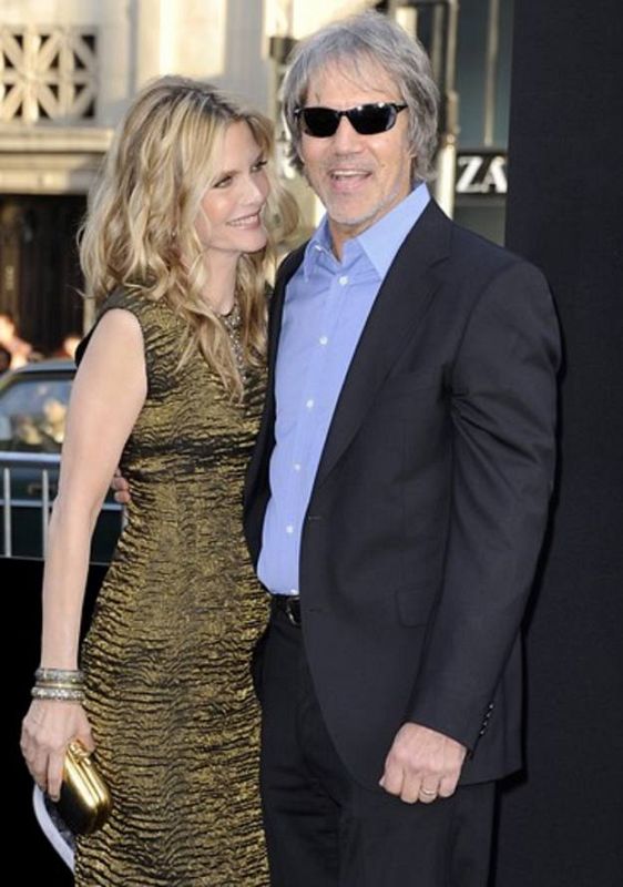 Michelle Pfeiffer con su marido David E. Kelley en el estreno de 'Dark Shadows'