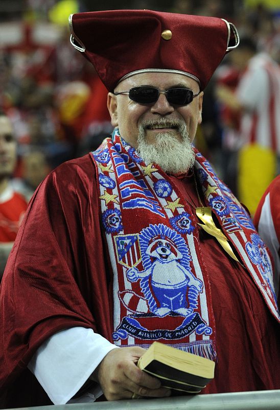 Un aficionado del Atlético de Madrid, caracterizado para la ocasión de jerarca eclesiástico.