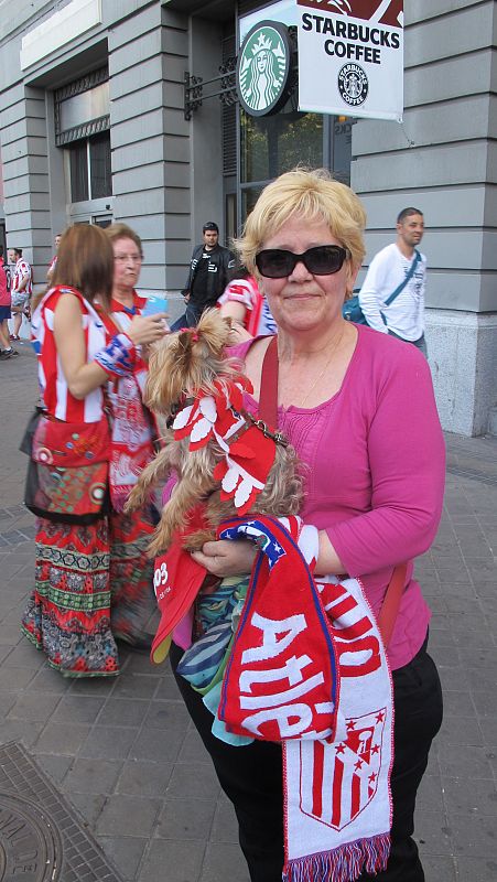 Hasta este perrito llevaba los colores rojiblancos.