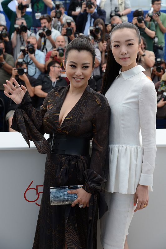 Las actrices chinas Hao Lei y Qi Xi posan en la presentación de la película "Mystery"